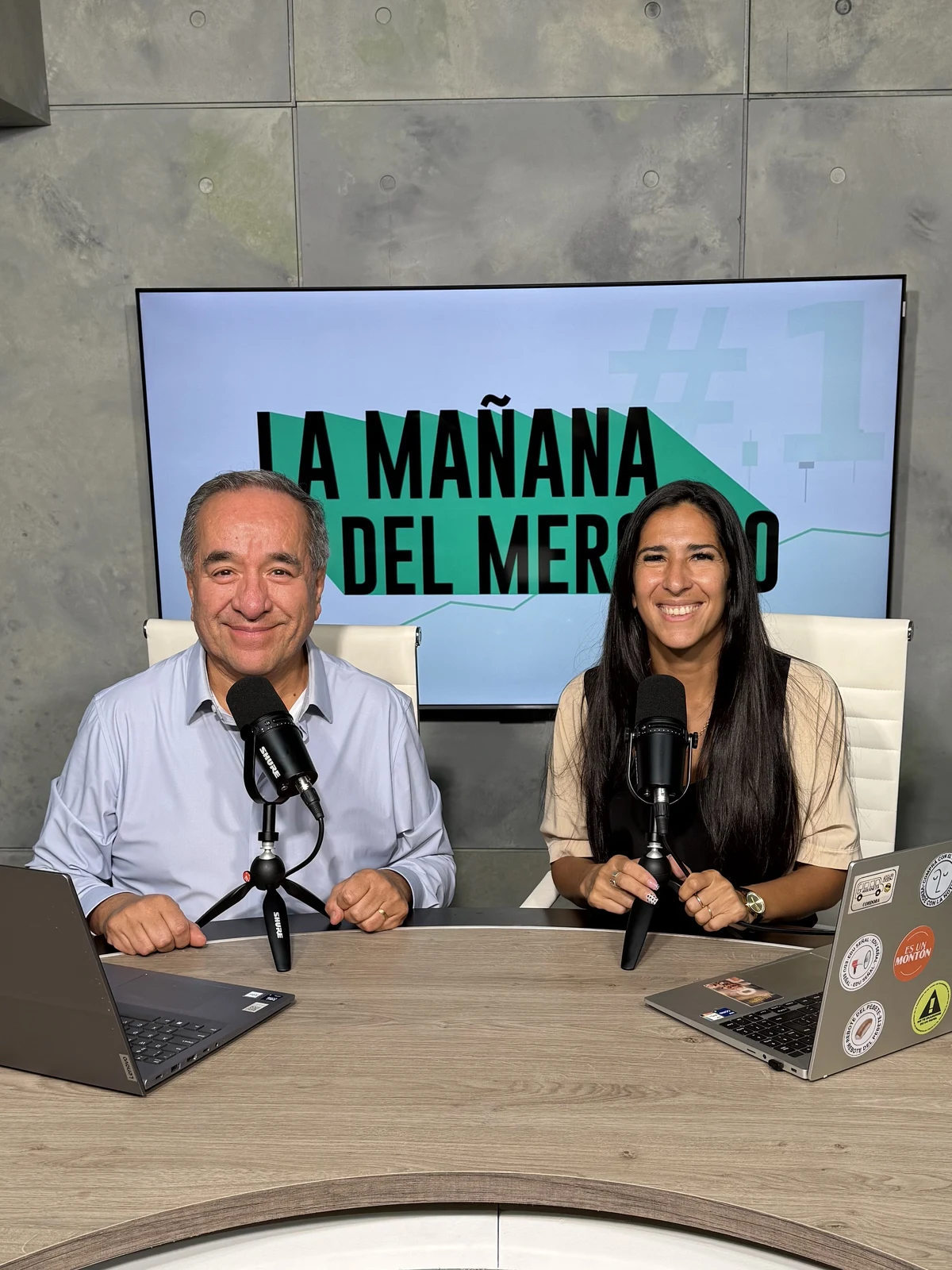 Soledad López y Eduardo Fernández, conductores de La mañana del mercado, en el estudio de Rava