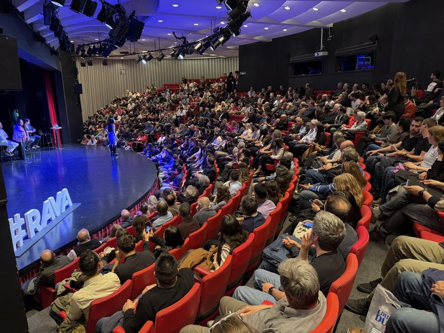 Charla abierta de Rava en un teatro colmado