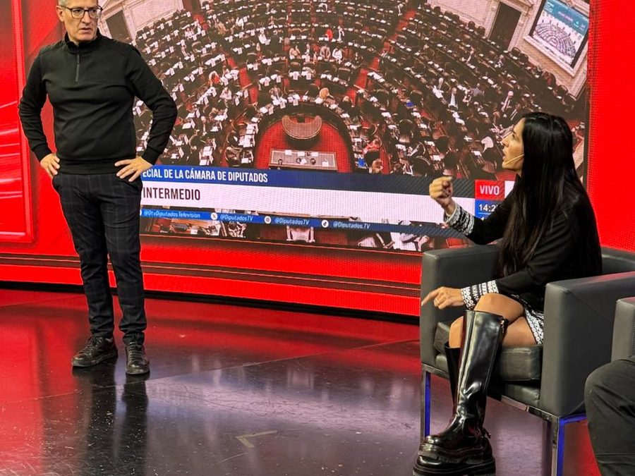 Soledad López entrevistada en un piso de televisión de noticias