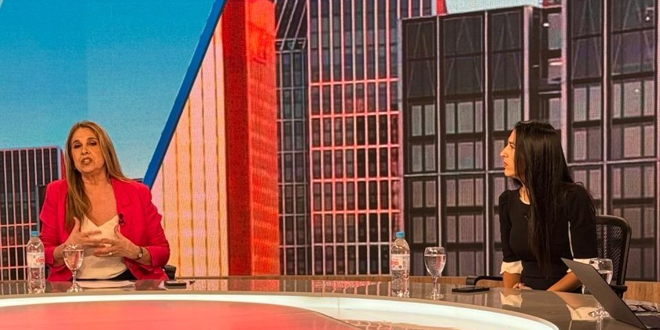 Soledad López entrevistada en un estudio de televisión